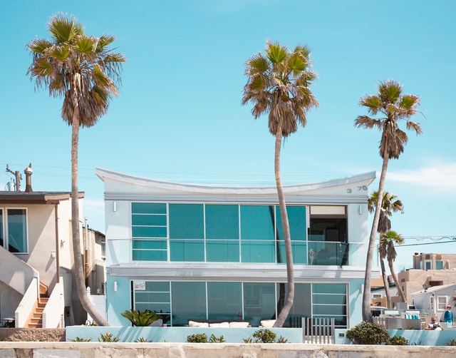 Budova moderného hotela s palmami pred jeho vstupom.jpg