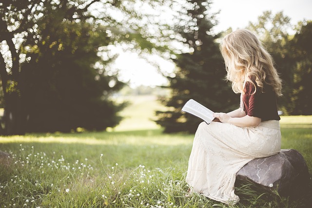 Žena číta knihu, príroda.jpg