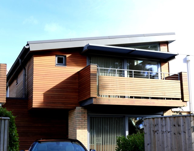 Moderný dom s balkónom a kovovo – dreveným zábradlím.jpg