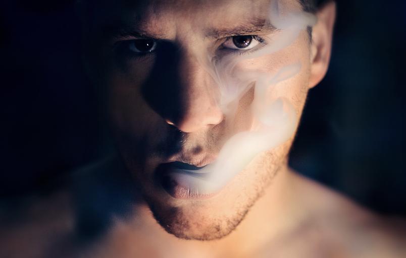 Muž, portrét, dym z cigarety.jpg