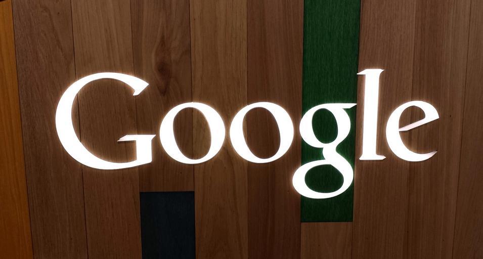 Drevené pozadie a veľký biely nápis Google.jpg