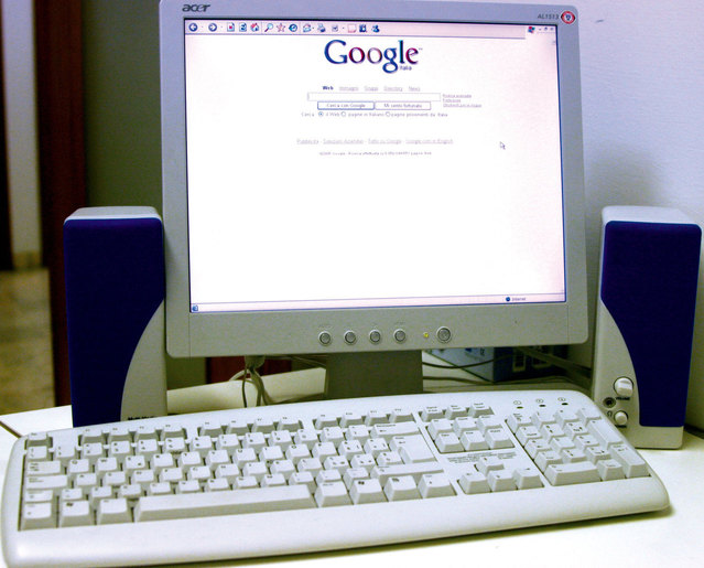 Starší počítač so zapnutou stránkou Google.jpg