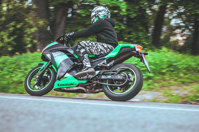 Motorkár, zelená motorka Kawasaki
